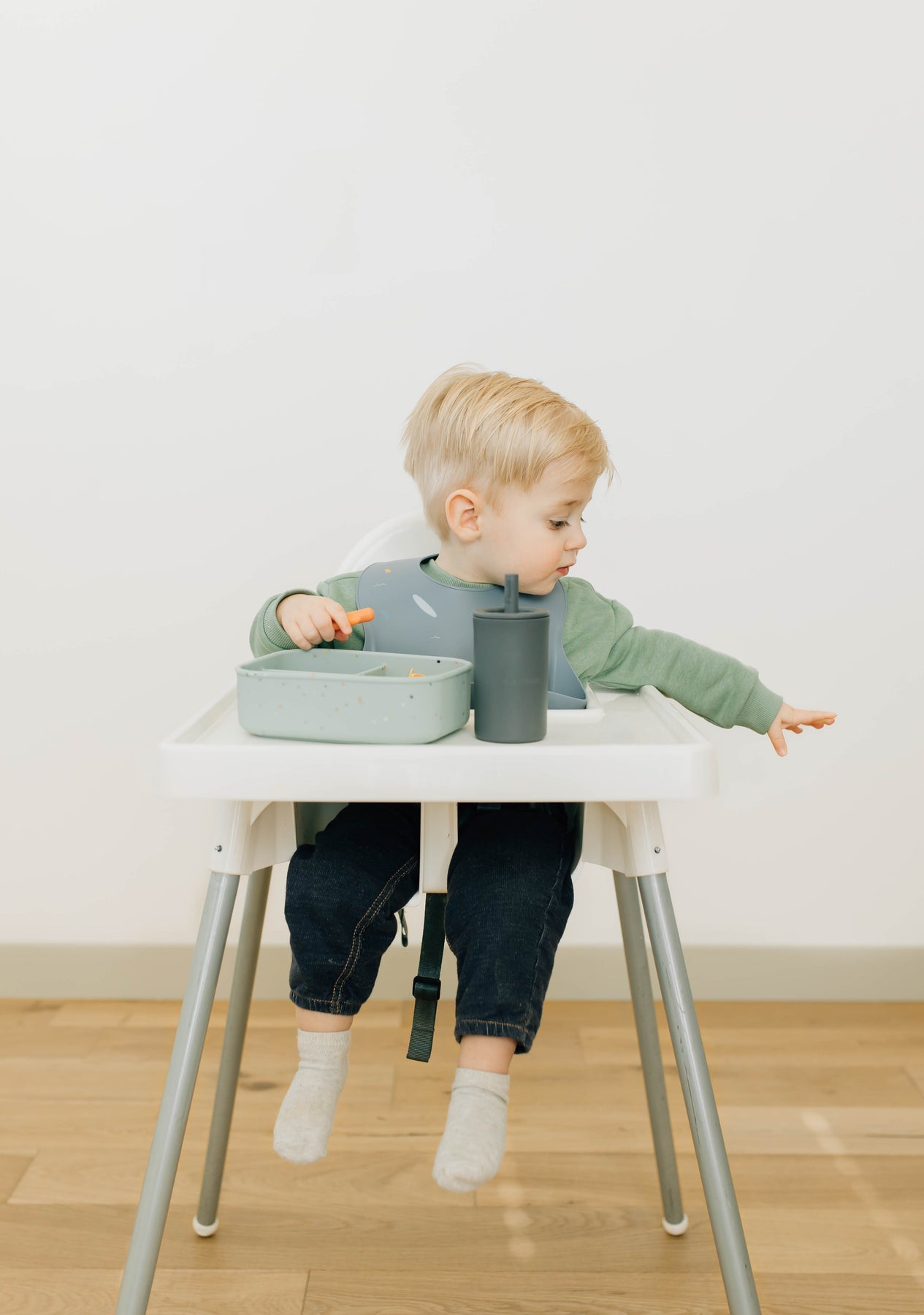 Ava + Oliver: Silicone Bib | Surfboards Ava + Oliver: Silicone Bib | Surfboards